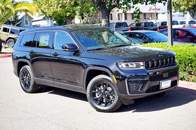 New 2026 Diamond Black Crystal Pearl-Coat Exterior Paint Jeep Laredo image 3