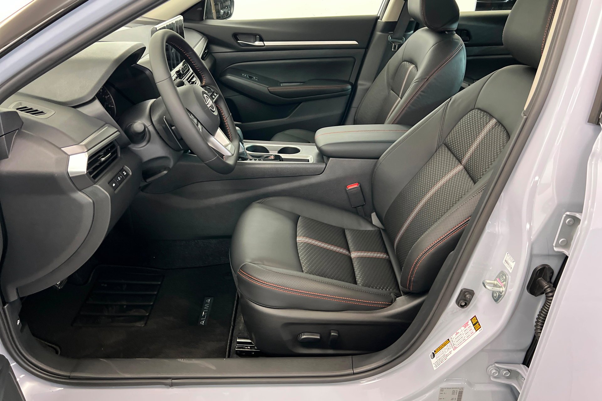 New 2026 Gray Sky Pearl / Super Black Two-tone Nissan SR image 18