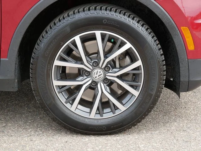 Used 2018 Cardinal Red Metallic Volkswagen 2.0T SE image 9