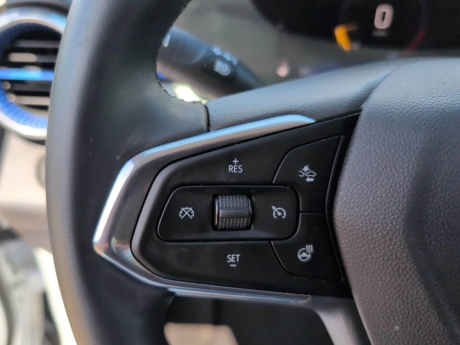 Used 2025 Summit White Chevrolet LT image 27