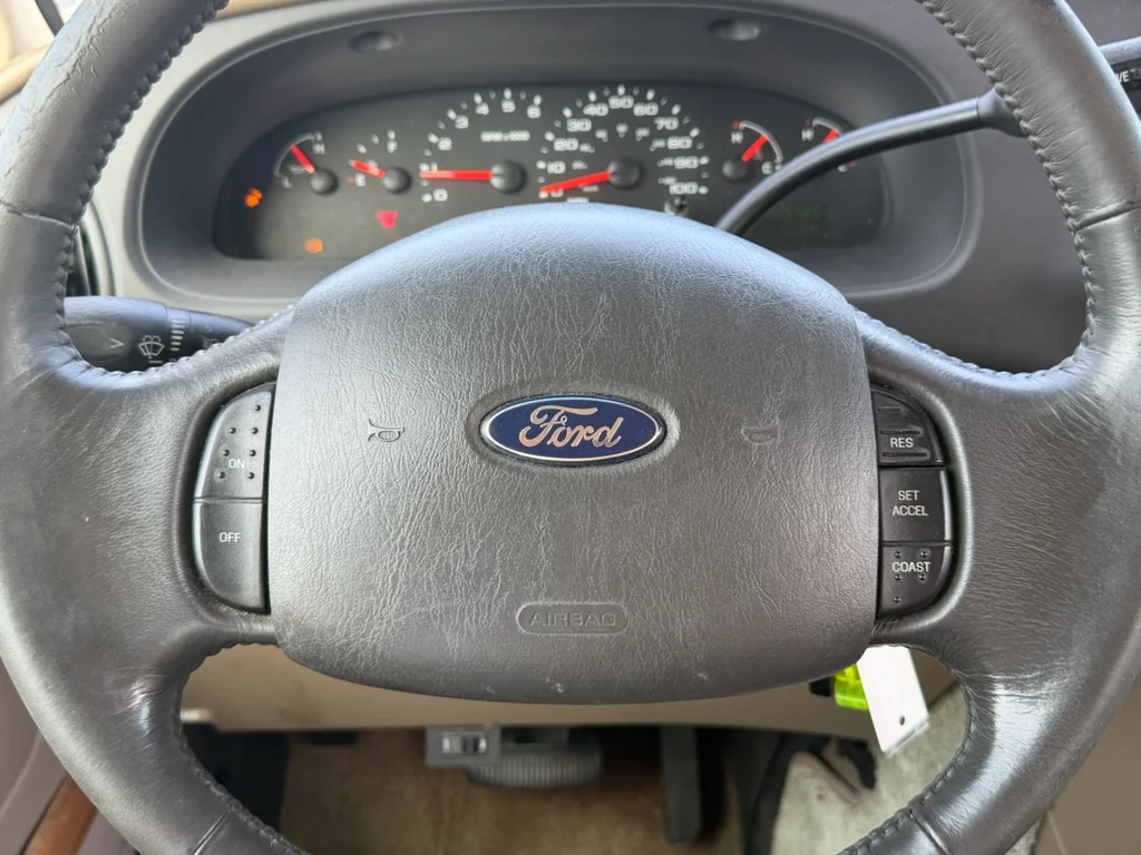 Used 2004 Oxford White Clearcoat Ford Recreational image 13