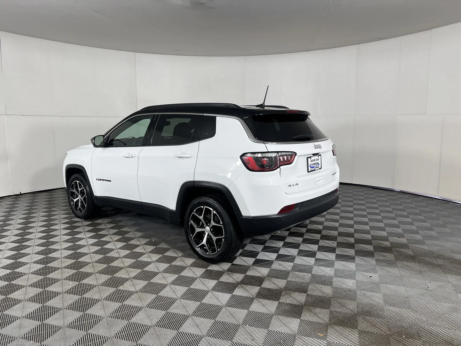 Used 2024 White Jeep Limited image 5