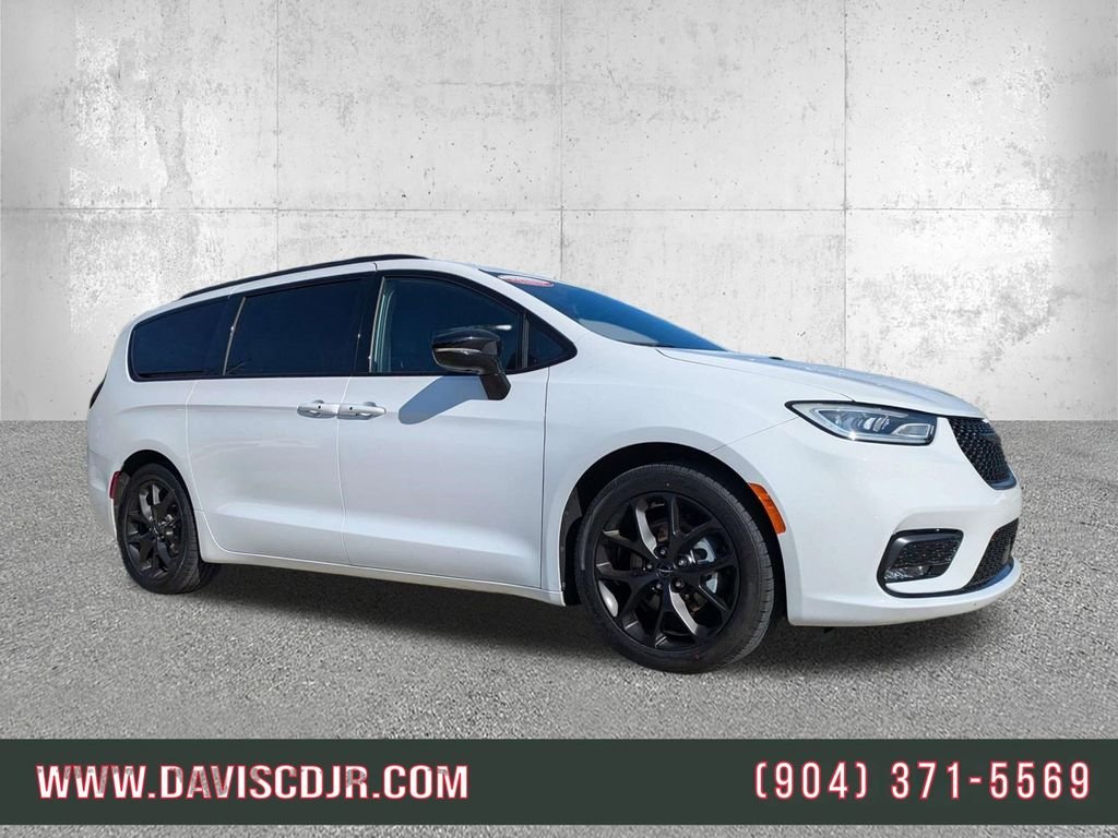 2025 Chrysler Pacifica Limited's photo