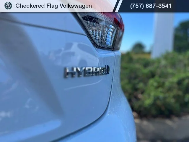 Used 2022 White Toyota LE image 10