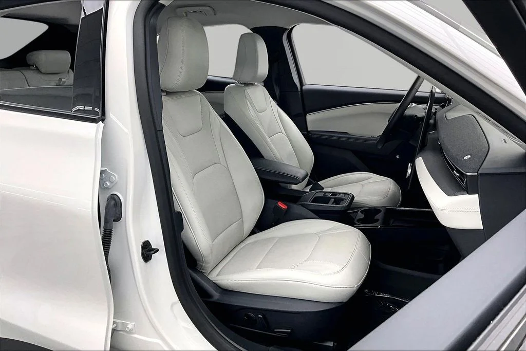 Used 2025 White Metallic Ford Premium image 7