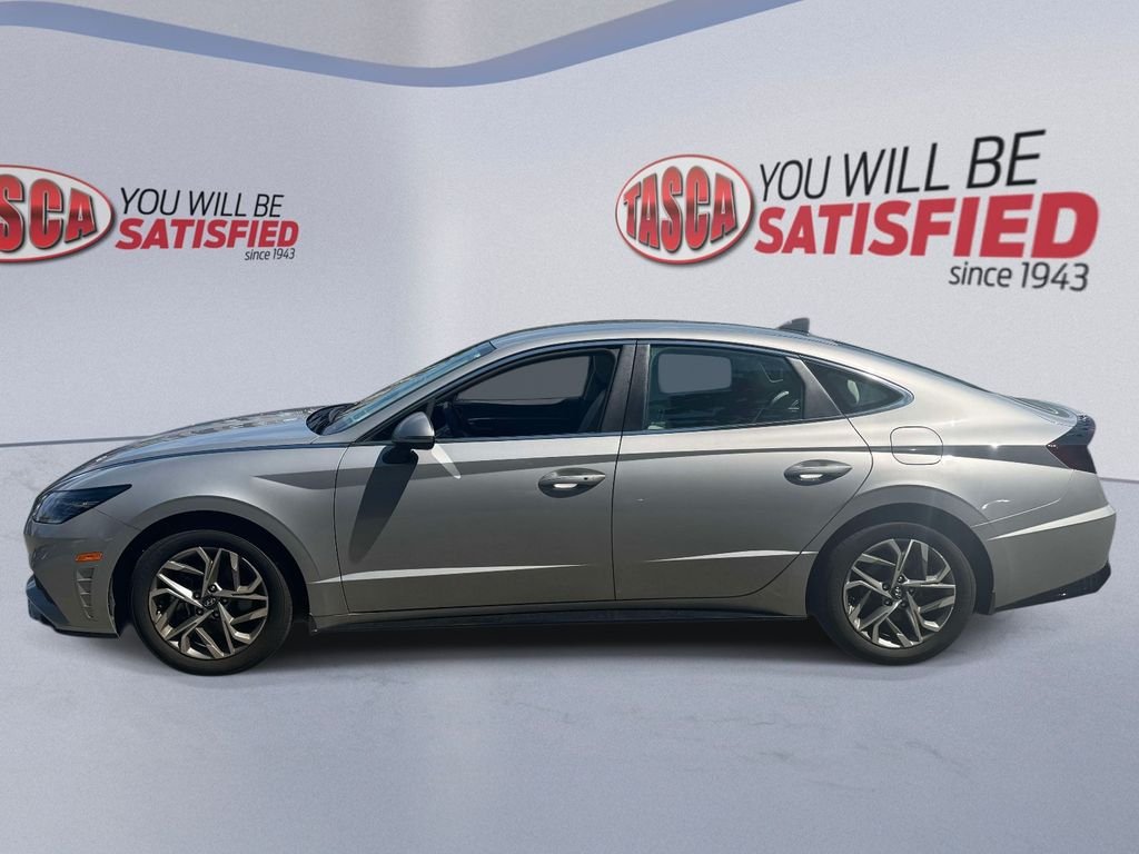 Used 2023 Silver Hyundai SEL image 4