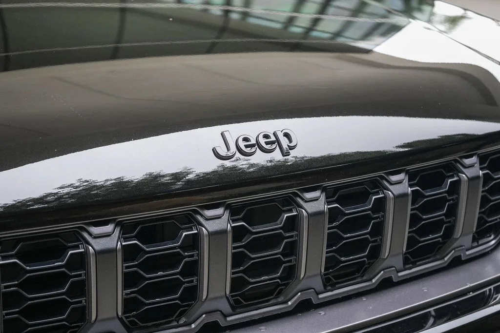 New 2026 Diamond Black Crystal Pearlcoat Jeep Altitude image 10
