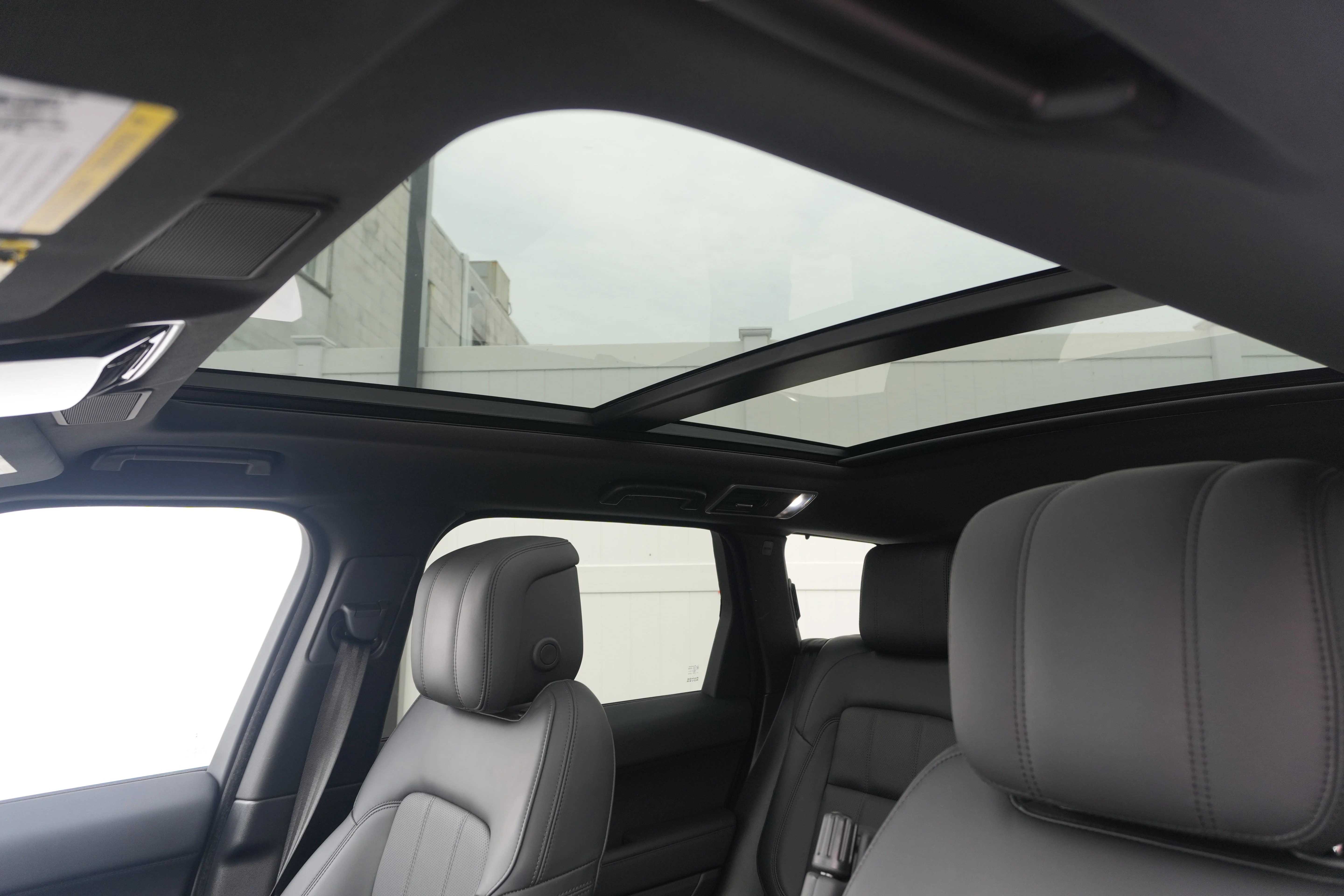 Used 2022 Eiger Grey Metallic Land Rover HSE Silver Edition image 27