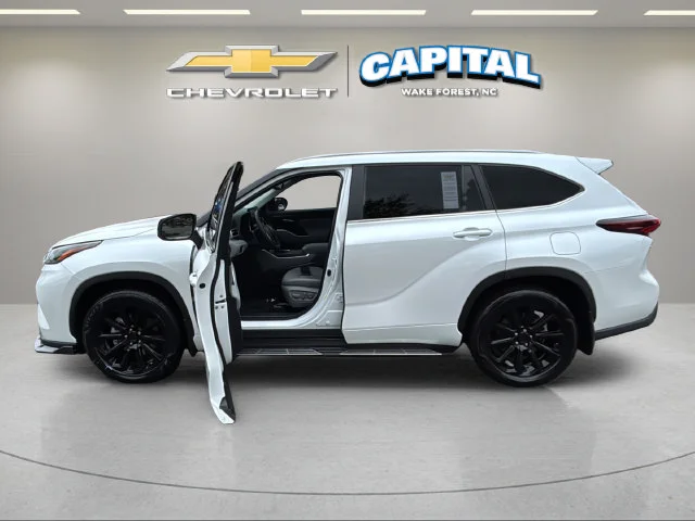 Used 2026 White/off-white Toyota XLE image 9