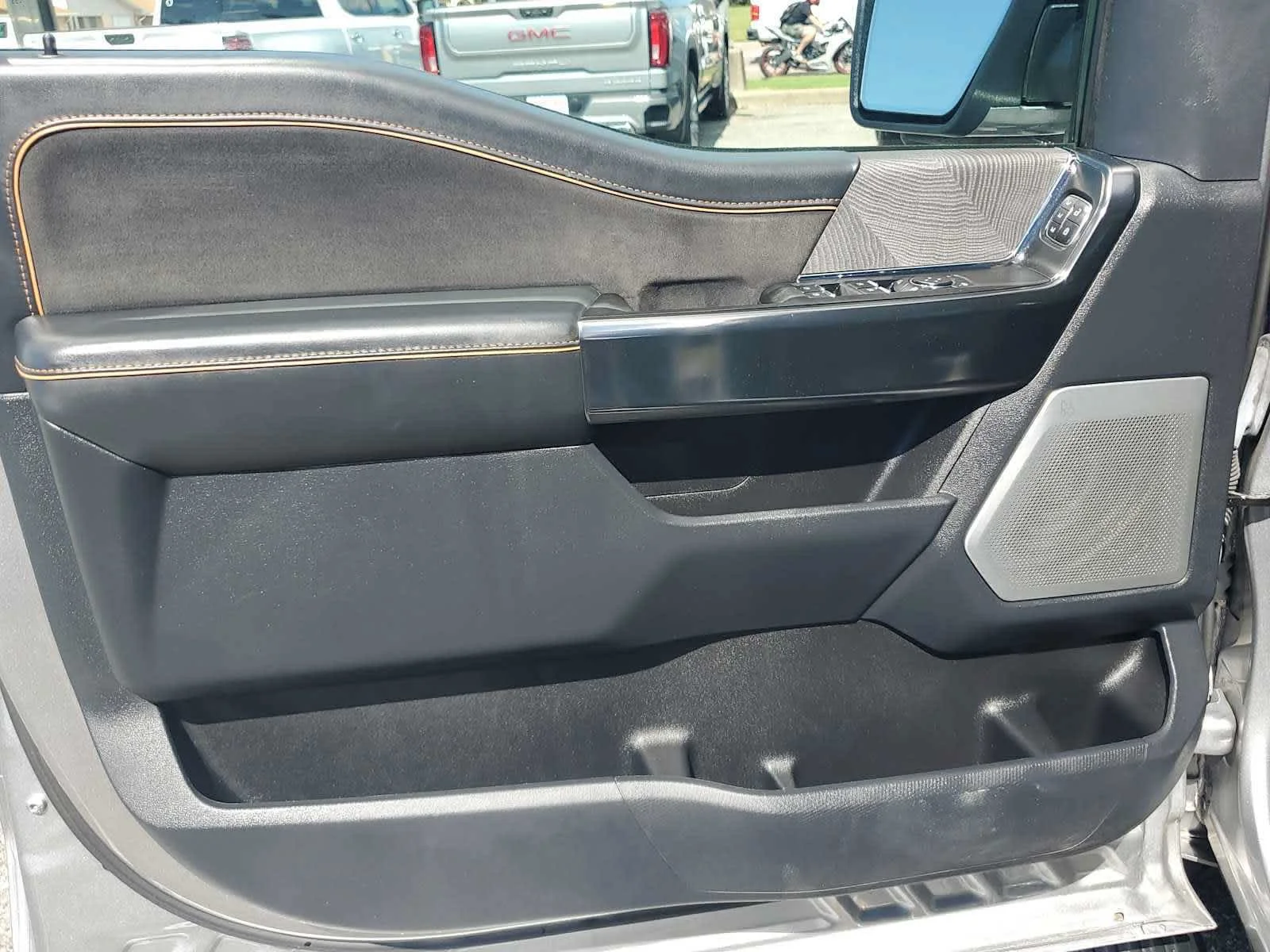 Used 2023  Ford XL image 17