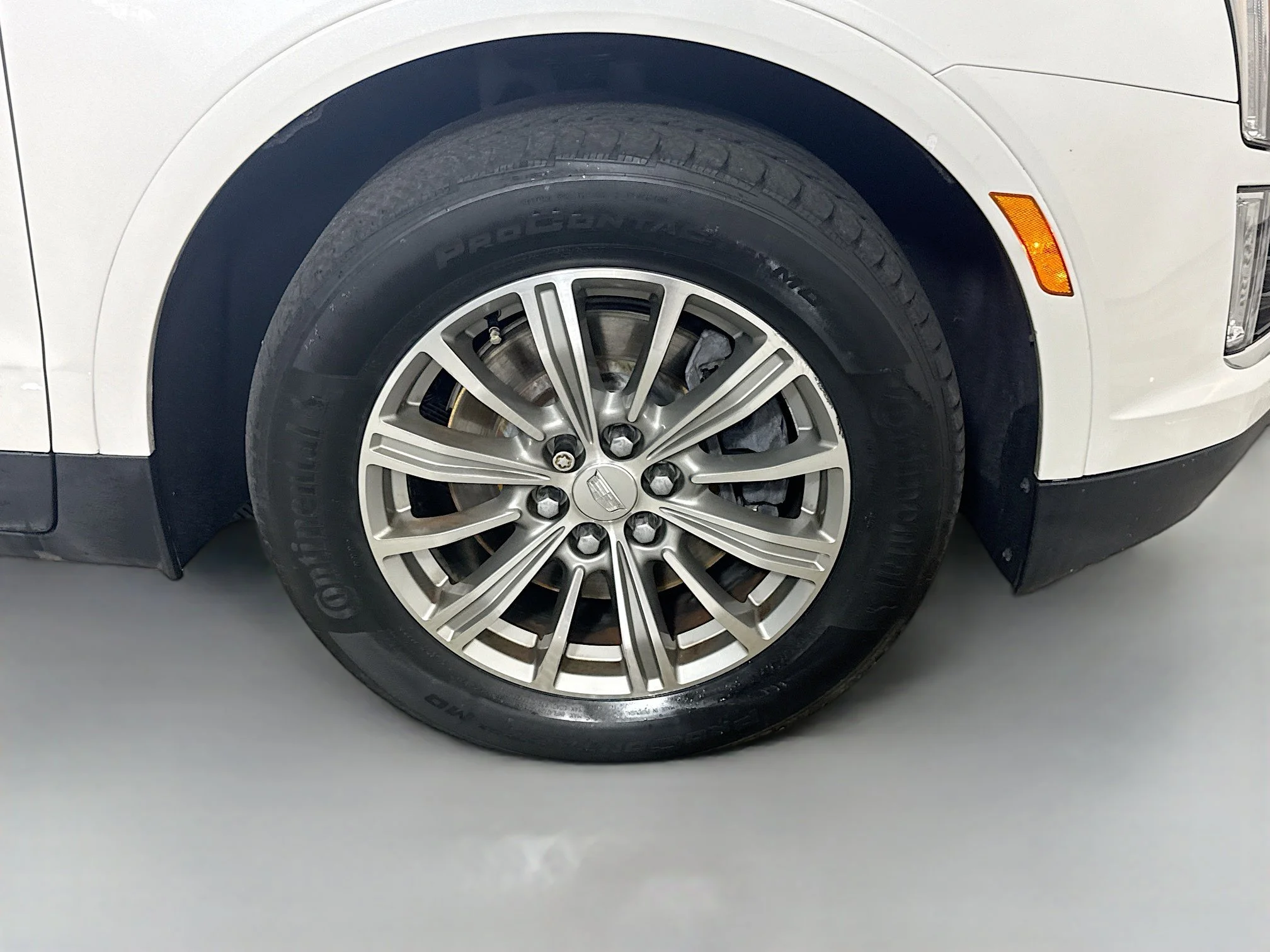 Used 2018 Crystal White Tricoat Cadillac Luxury FWD image 28