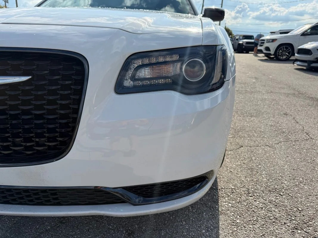 Used 2019  Chrysler Touring image 3