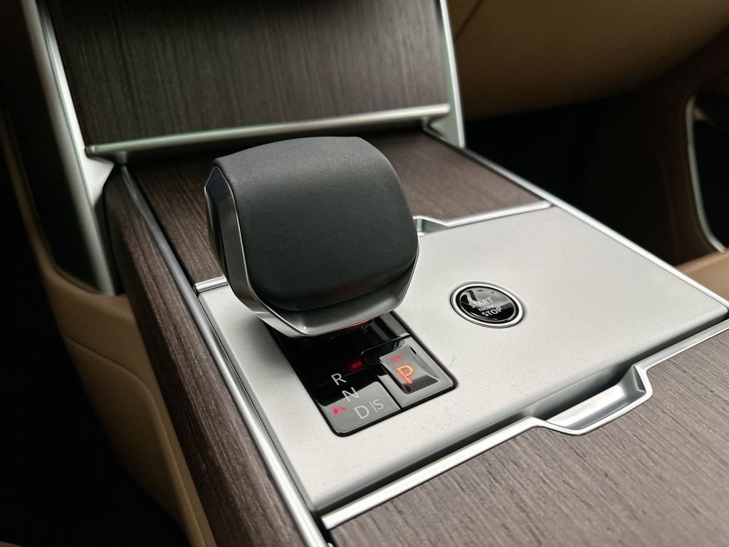 New 2026 Eiger Grey Metallic Land Rover SE image 12