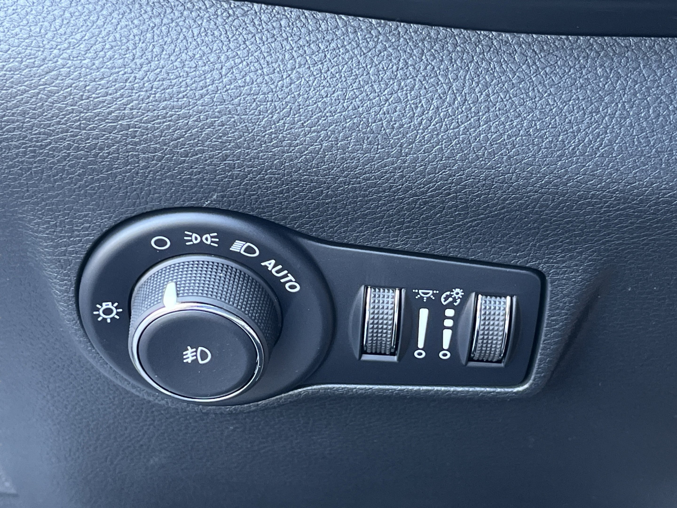 New 2026 Bright White Clearcoat Jeep Latitude Altitude image 25