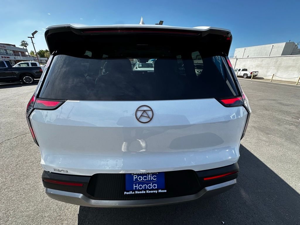 Used 2024 Snow White Pearl Kia Light Long Range image 4