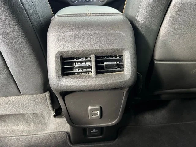 Used 2024  GMC AT4 image 31