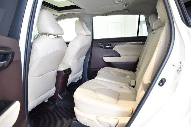 Certified Used 2020 BLIZZARD PEARL Toyota  image 15