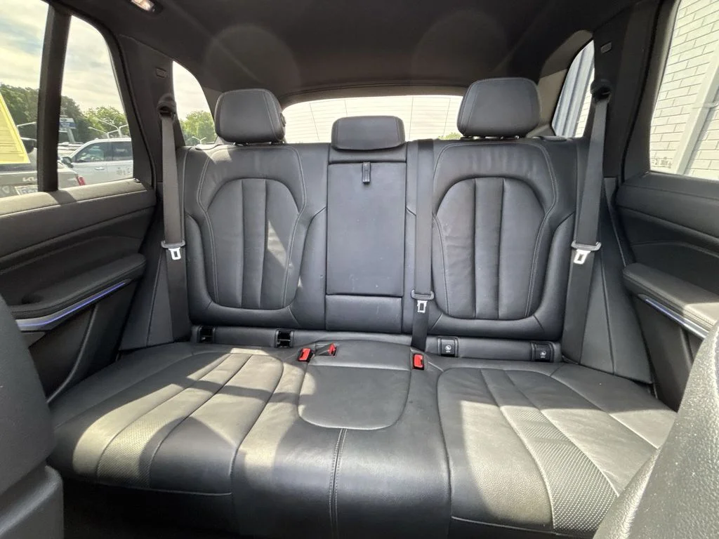 Used 2021 Black BMW xDrive40i image 26