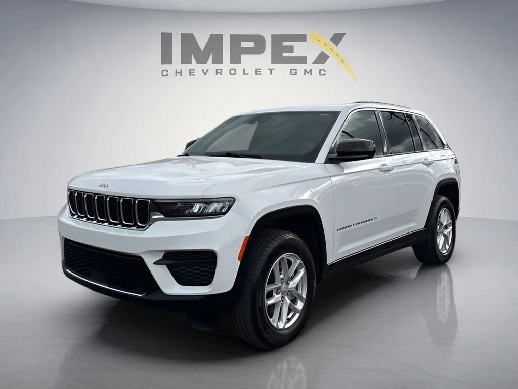 Used 2025 White Jeep Laredo X image 1