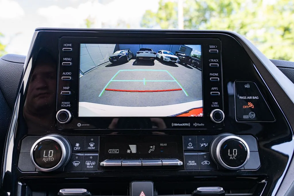 Used 2020 White Toyota LE image 18