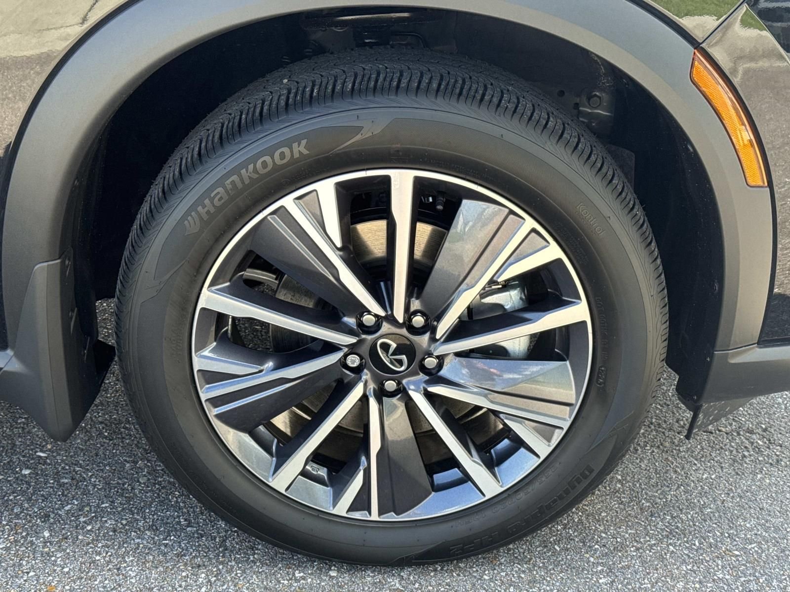 New 2027 MINERAL BLACK INFINITI Luxe AWD image 3