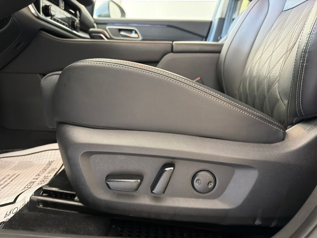 Used 2025 Gray Nissan Platinum image 14