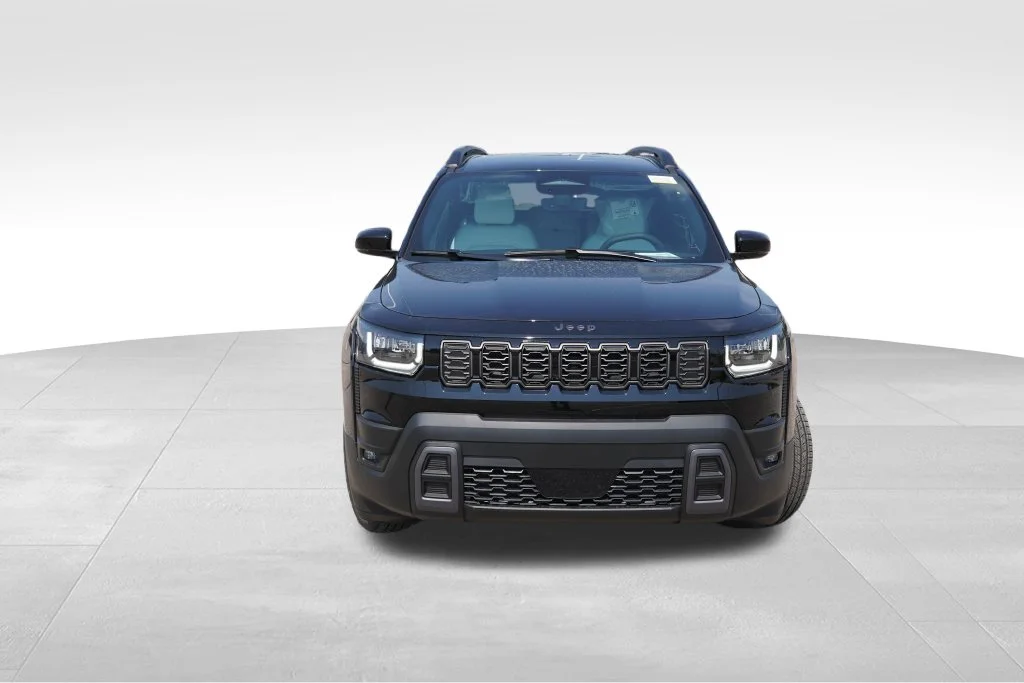 New 2026 Diamond Black Crystal Pearl-Coat Exterior Paint Jeep Limited image 8