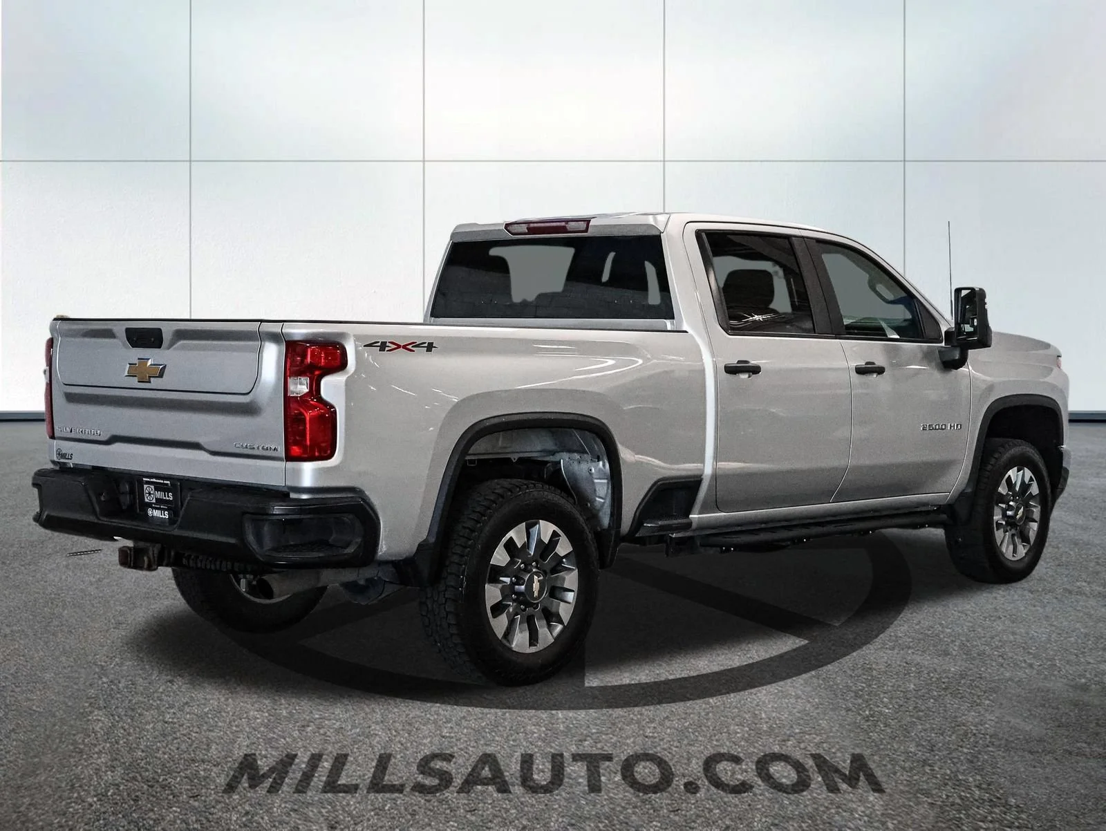 Used 2022 Silver Ice Metallic Chevrolet Custom image 9