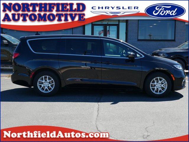 2025 Chrysler Pacifica Select's photo