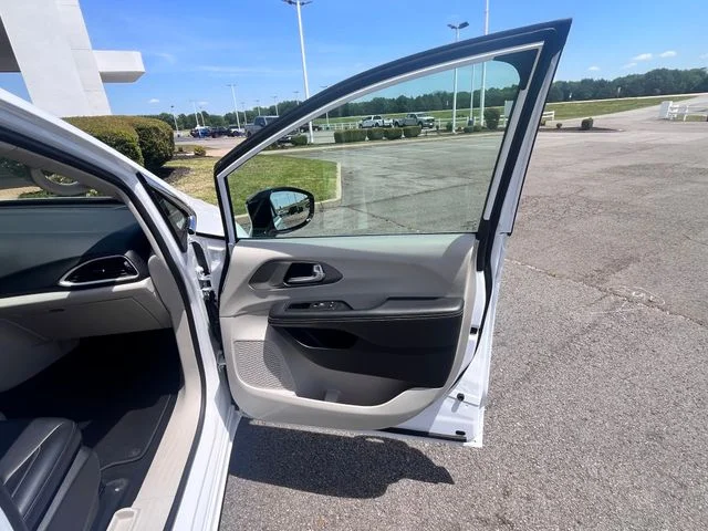 Used 2024 Bright White Clearcoat Chrysler Touring L image 17
