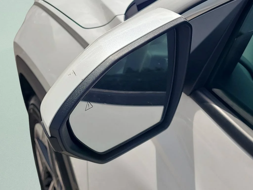 Used 2025 White Hyundai SEL image 24