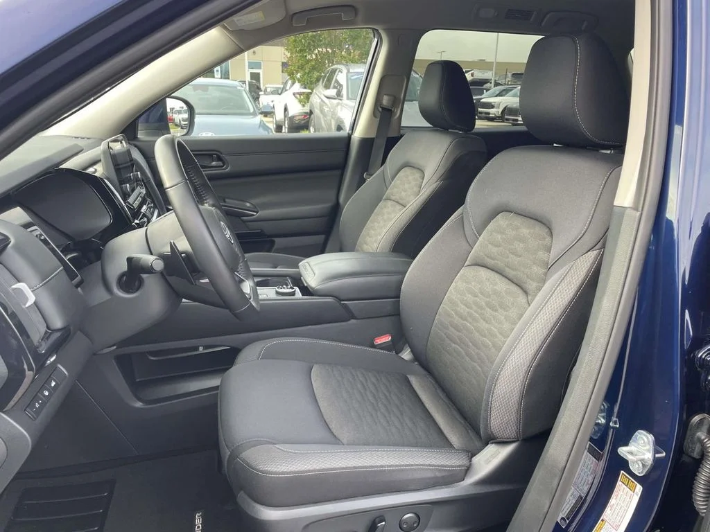 Used 2025 Deep Ocean Blue Pearl Nissan SV image 8
