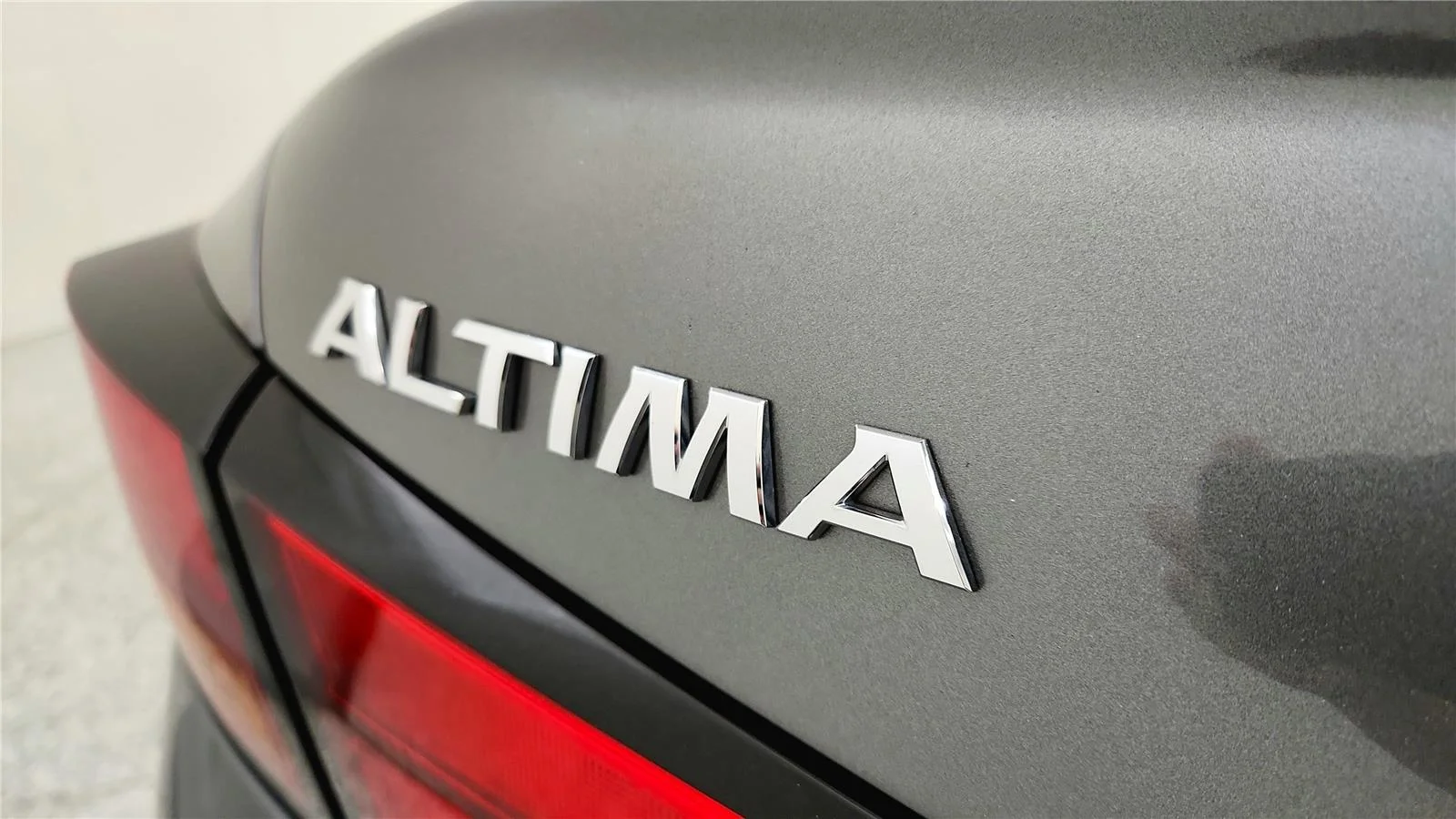 Used 2022 Gun Metallic Nissan 2.5 SV image 17