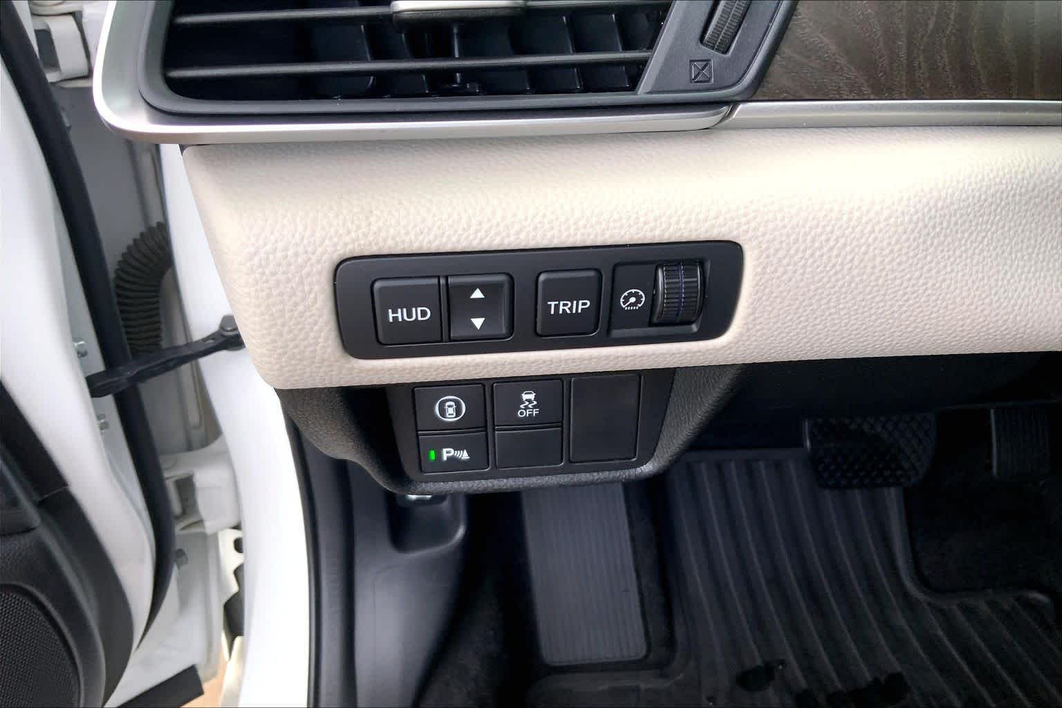Used 2022 Platinum White Pearl Honda Touring image 32