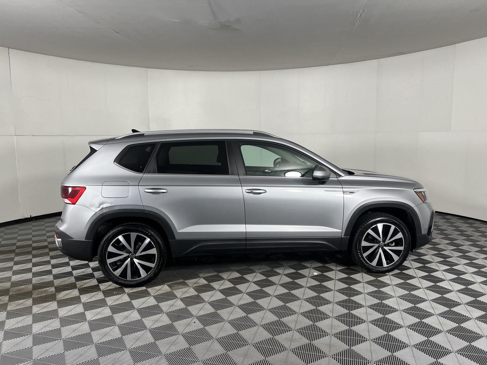 Used 2022 Pyrite Silver Metallic Volkswagen SE image 6