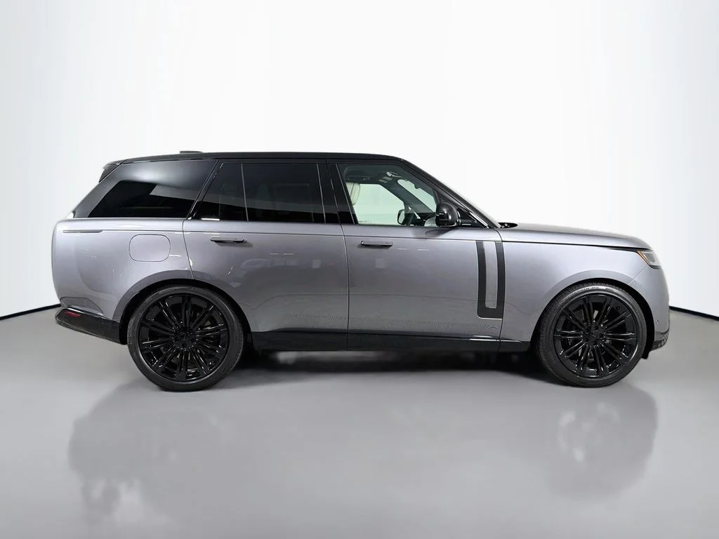New 2026 Eiger Grey Land Rover SE image 4