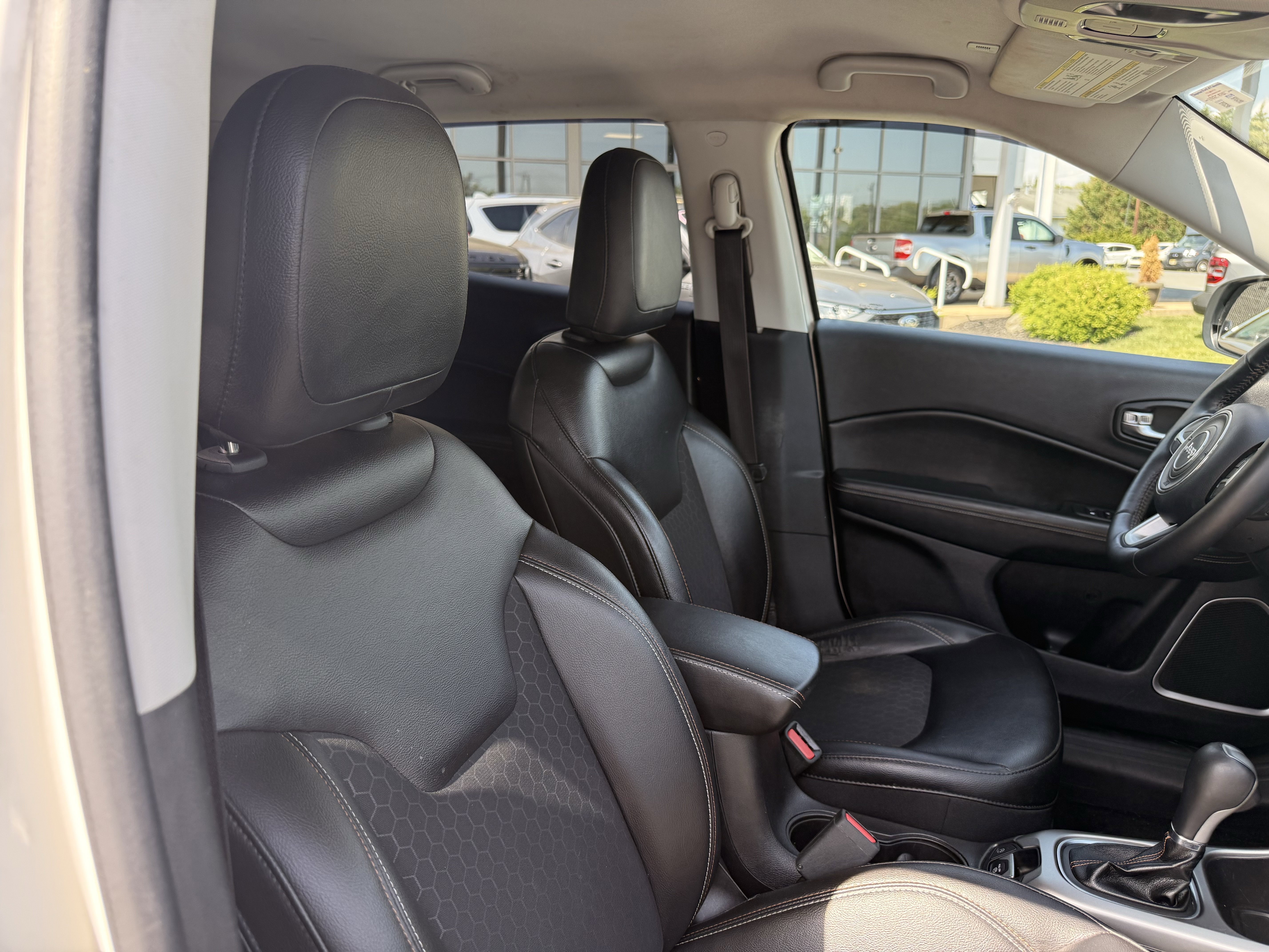 Used 2018 White Jeep Latitude image 39