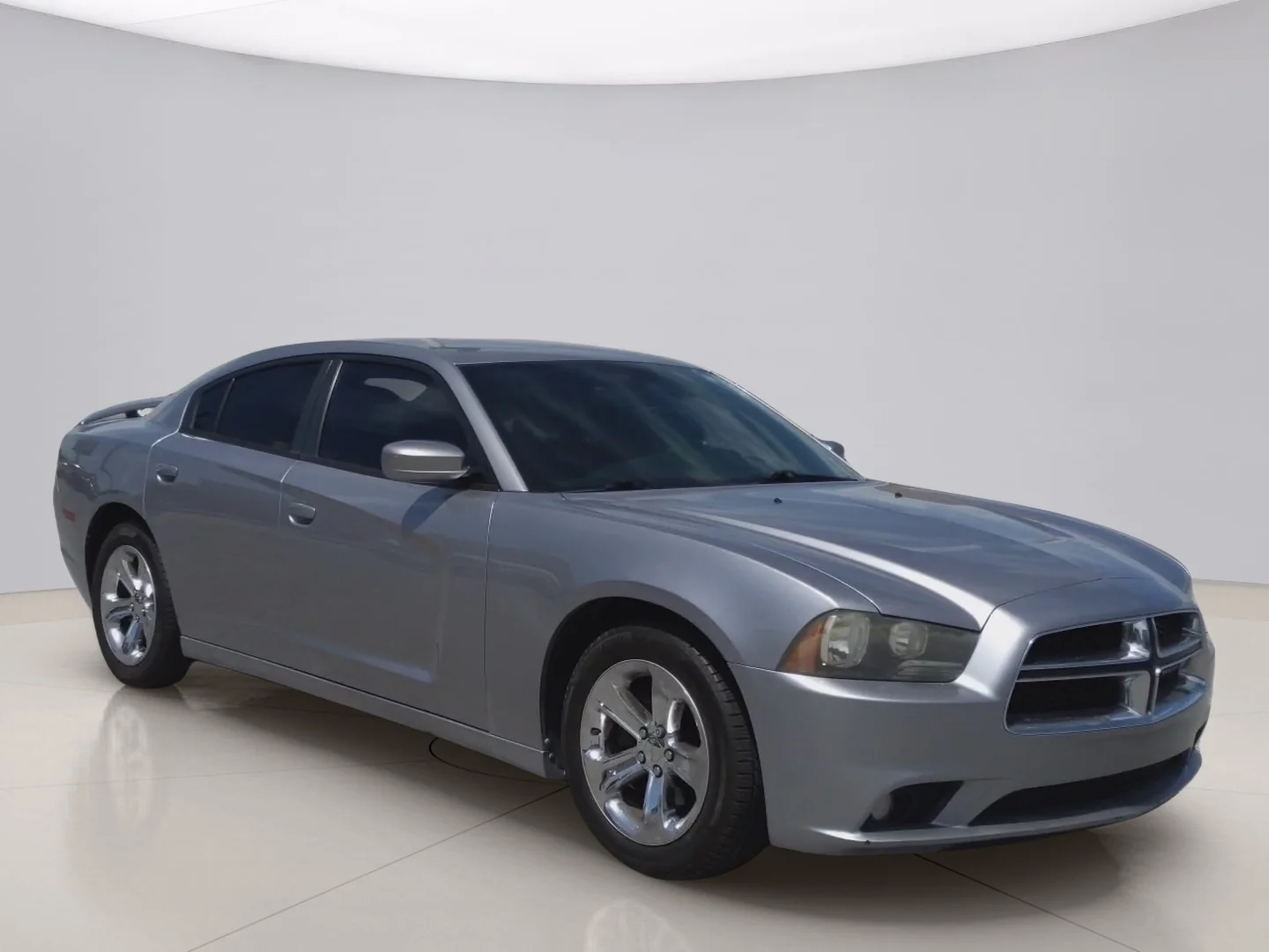 Used 2013 Silver Dodge SE image 3