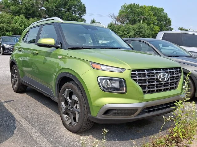 Certified Used 2023 Green Hyundai SEL image 1