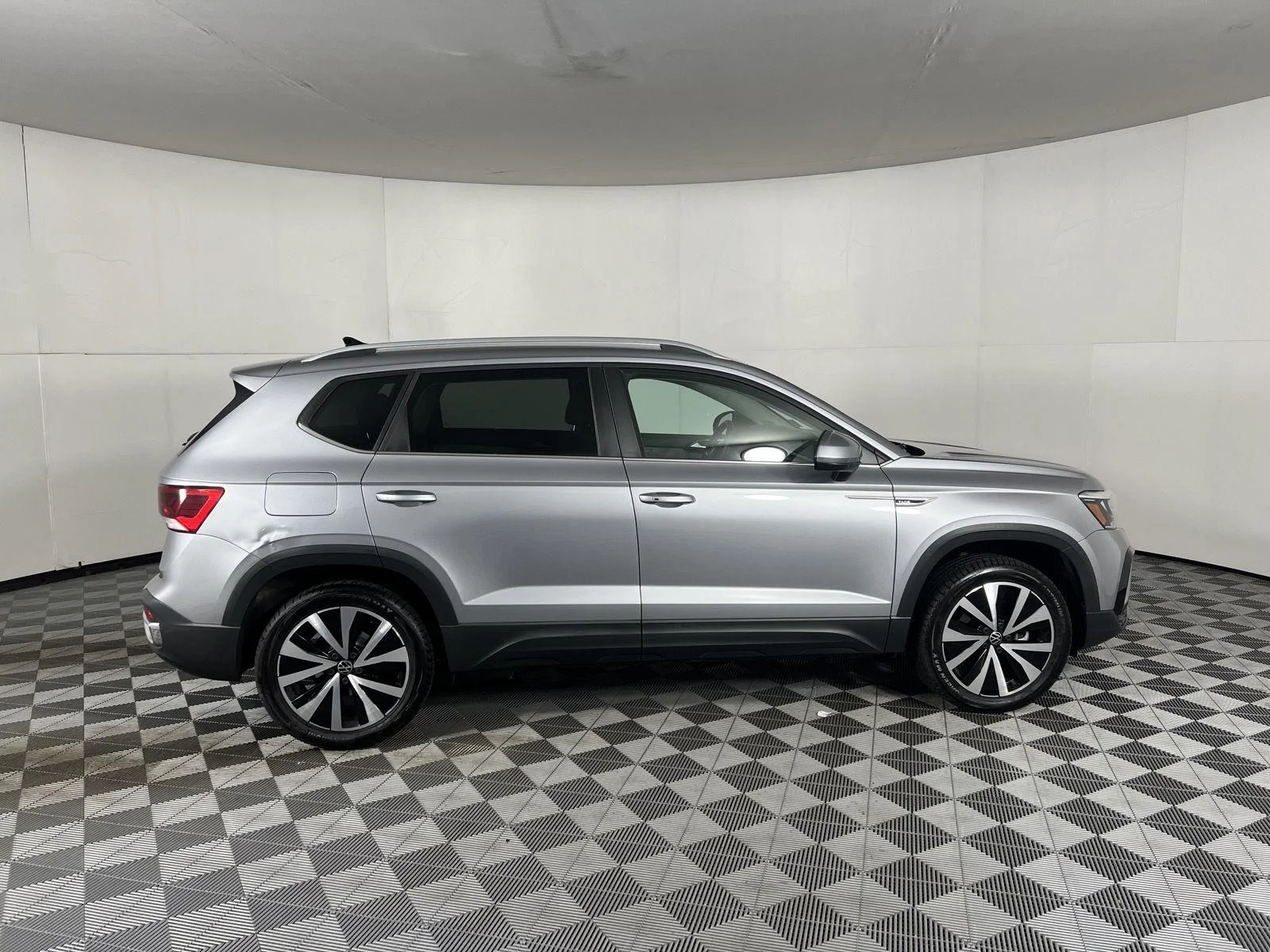 Used 2022 Gy Volkswagen SE image 6