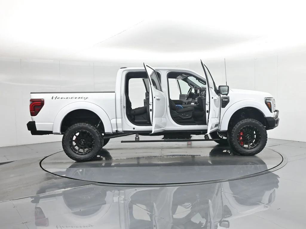 New 2025 Oxford White Ford Lariat image 4