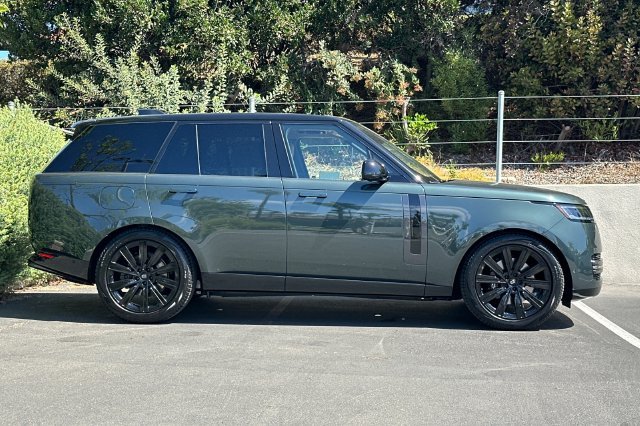 New 2027 Belgravia Green Land Rover SE image 6