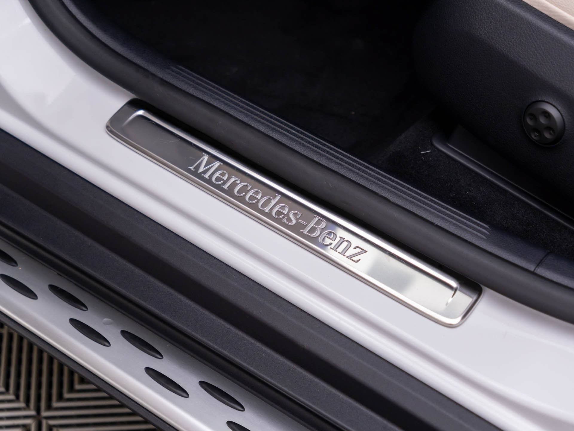 New 2027 MANUFAKTUR Moonlight White Metallic Mercedes-Benz GLC 300 Coupe image 58