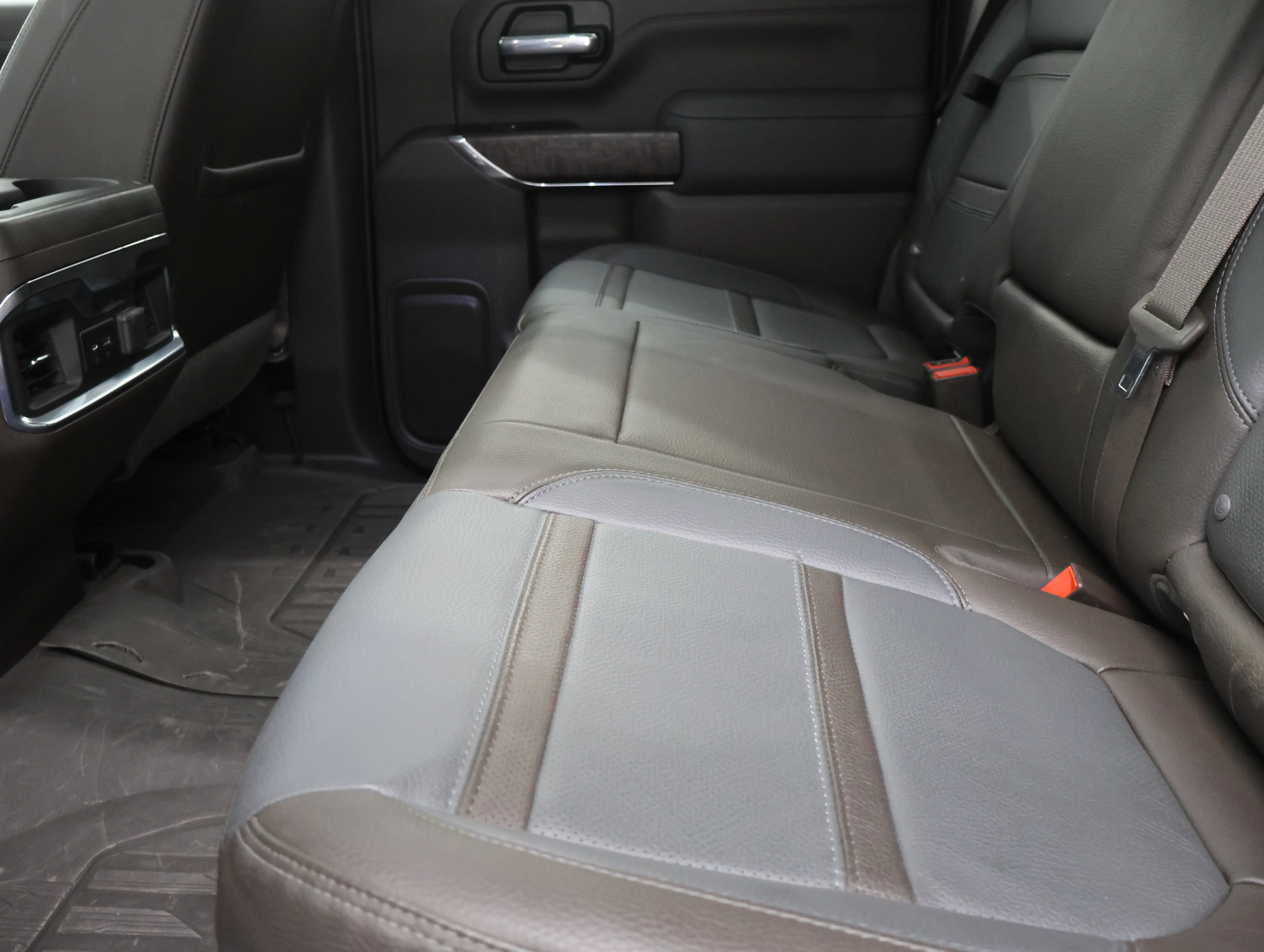 Used 2022 White Frost Tricoat GMC Denali image 9