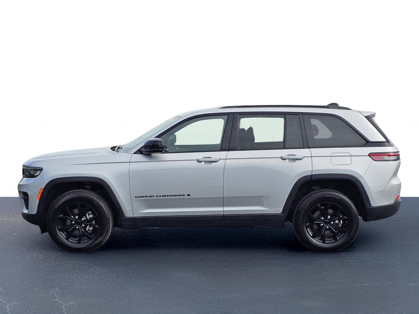 Used 2025 Silver Zynith Jeep Altitude image 13