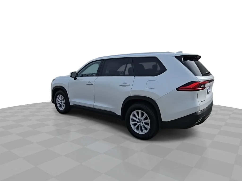 Used 2024  Toyota XLE image 6