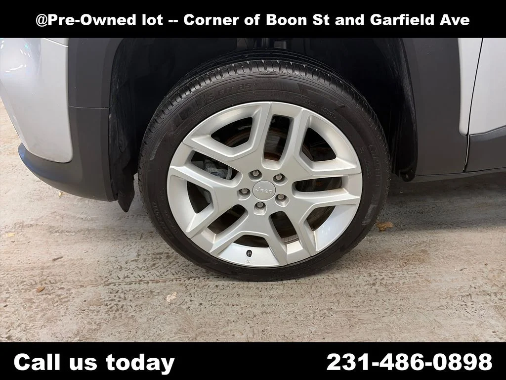 Used 2021 Silver Jeep Latitude image 11