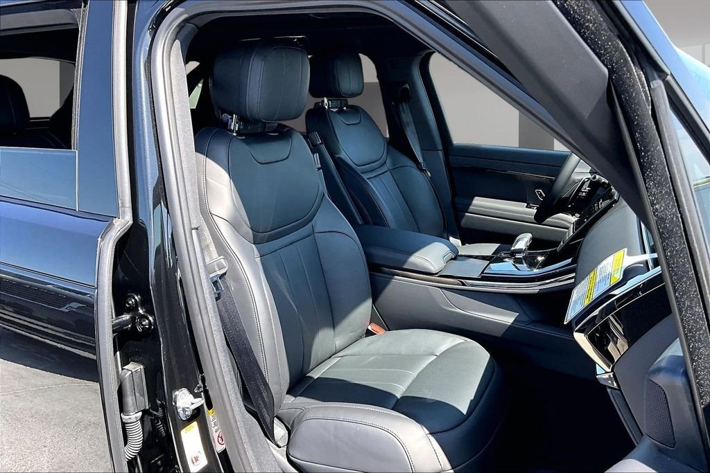 New 2026 SANTORINI BLACK Land Rover Dynamic SE image 11