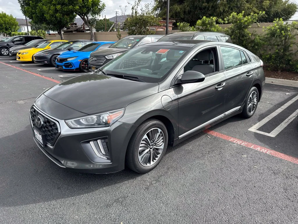 Used 2021 Gray Hyundai SE image 1