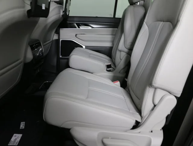 2024 Jeep Wagoneer L Series III - Photo 10